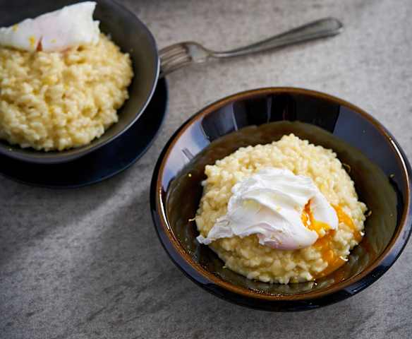 Risoto de limão e rosmaninho com ovo escalfado Risoto de limão e rosmaninho com ovo escalfado