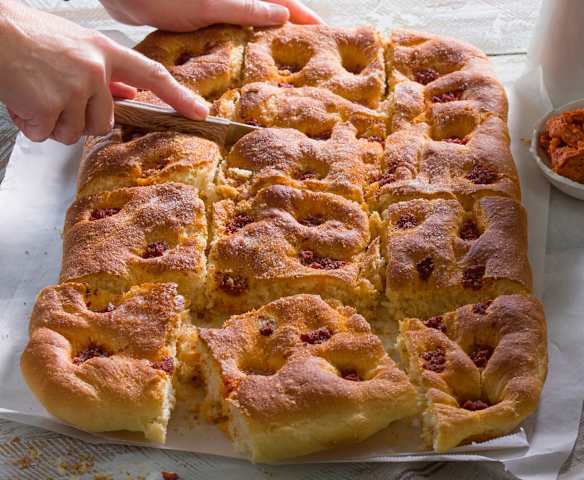 Coca de ensaimada con sobrasada