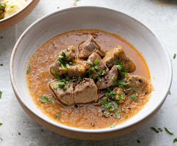 Aguja de cerdo encebollada al jerez Aguja de cerdo encebollada al jerez