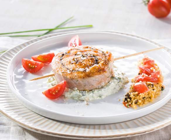 Salmón a la plancha con crema de queso a las hierbas y ensalada tabulé
