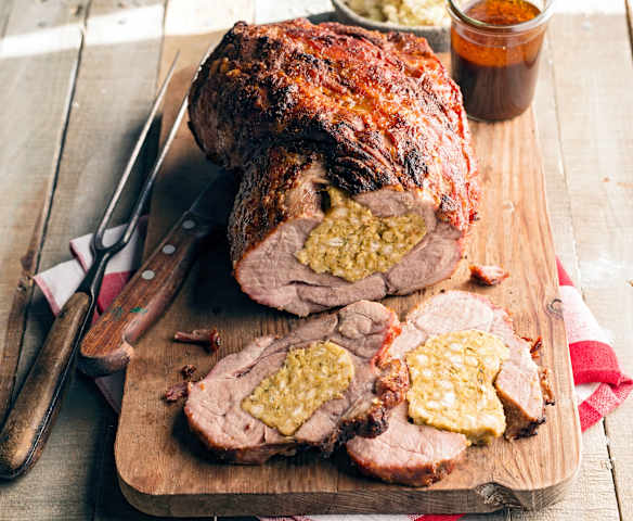 Gefüllter Schweinsbraten vom Grill mit Krautsalat