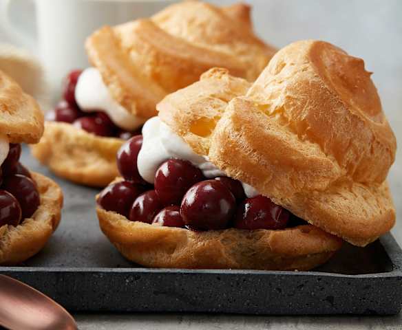 Windbeutel mit Sahne-Kirsch-Füllung