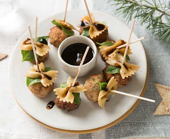 Pincho de albóndiga con farfalle