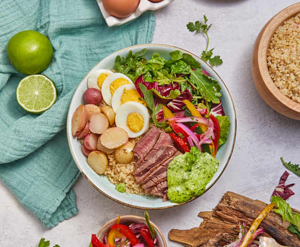 秘鲁牛排碗配秘鲁绿辣酱