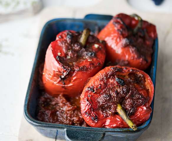 Peperoni ripieni in salsa al pomodoro