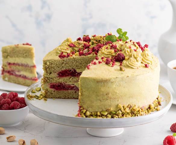 Tort pistacjowy z frużeliną malinową