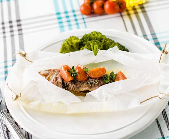 Salmonetes com tomate-cereja e tomilho