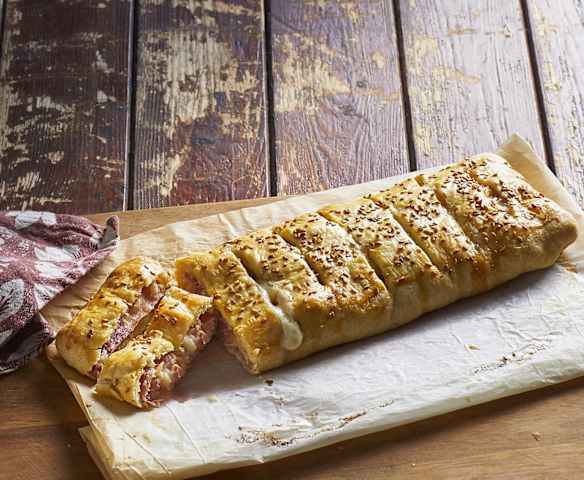 Strüdel salato con mele, speck e formaggio Asiago Strüdel salato con mele, speck e formaggio Asiago