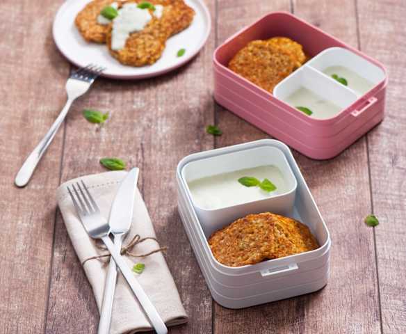 Placki z selera i marchewki z dipem bazyliowym