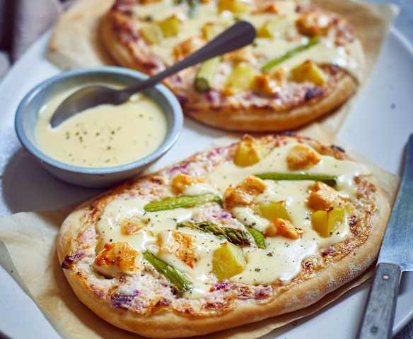 Rahmfladen mit Hähnchen, Spargel und Hollandaise