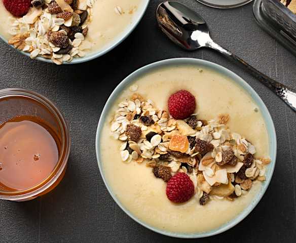 Smoothie bowl de piña, plátano y frambuesas para dos