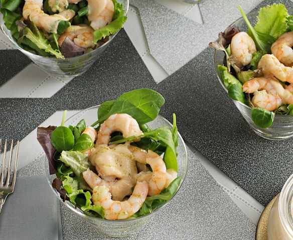 Ensalada de langostinos con salsa de almendras y perejil