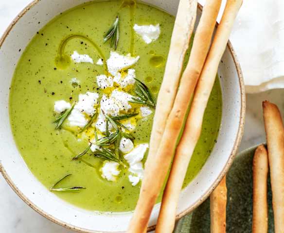 Crème de pommes de terre et courgettes, miettes de chèvre frais