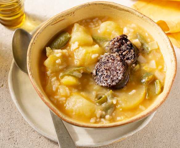 Patatas guisadas con arroz y morcilla de Burgos