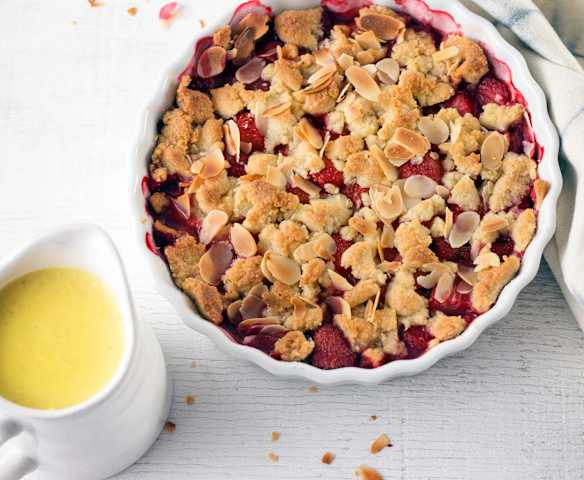 Erdbeercrumble mit Mandelsauce