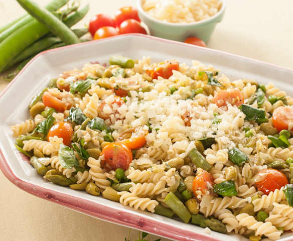 Fusilli con guisantes, habas y verduras de primavera