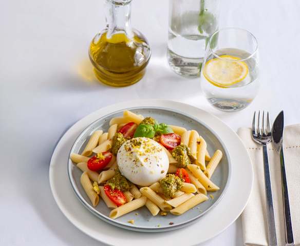 Makaron z pesto pistacjowym i serem buratta