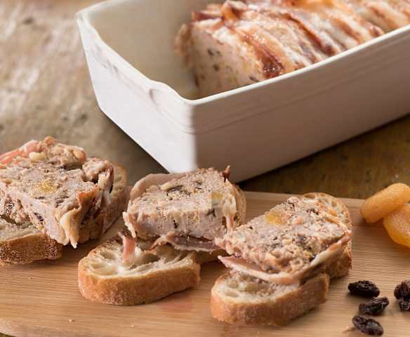 Terrina de cerdo especiada con frutos secos