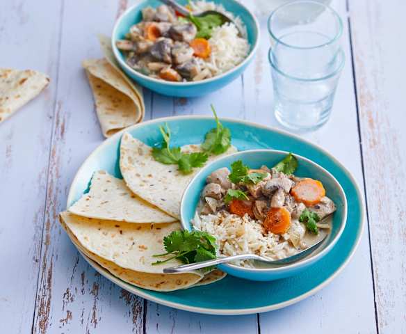 Curry indien de champignons de Paris au lait de coco et wraps