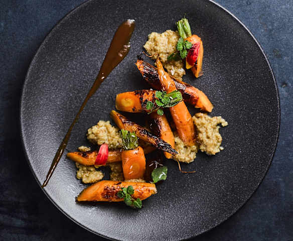 Mladá mrkev s ořechovým pestem a rozinkami