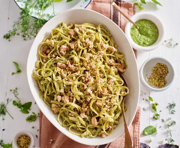 Tagliatelle com salmão salteado e pesto com pistácios
