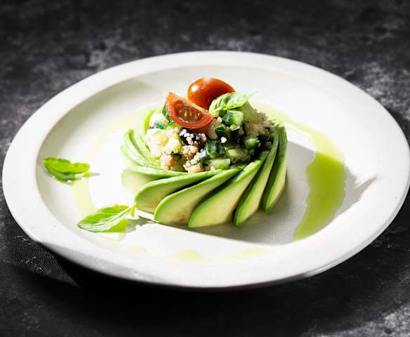 Ensalada de quinoa con pepino, cherry y aguacate