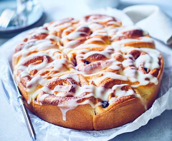 Heidelbeer-Hefeschnecken mit Frischkäse-Guss