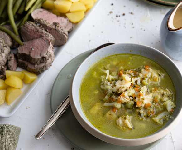 Sopa de coliflor con Knöpfli de parmesano, Filete de cerdo con salsa de pera y vegetales al vapor.