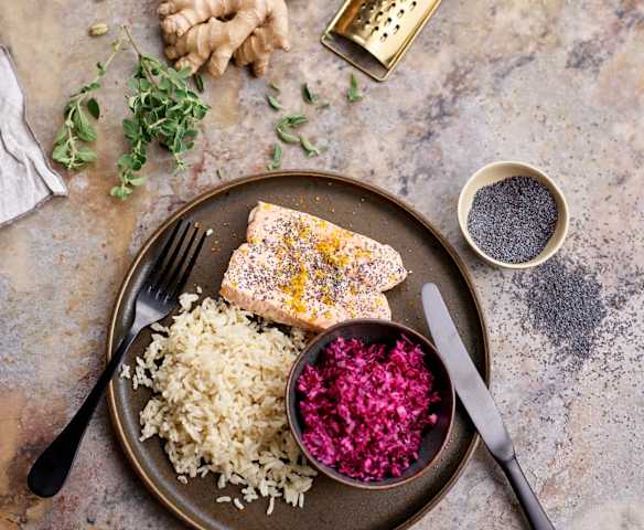 Salmão ao vapor com arroz de gengibre e couve marinada