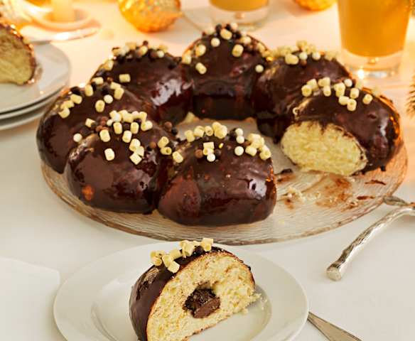 Roscón de Reyes con glaseado espejo de chocolate