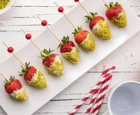 Fragole ricoperte al cioccolato bianco e pistacchi Fragole ricoperte al cioccolato bianco e pistacchi