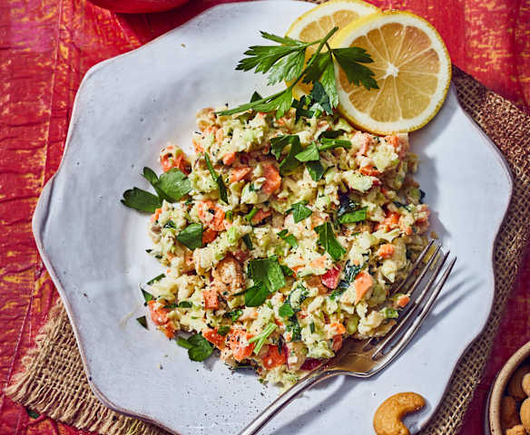 Spitzkohl-Slaw mit Datteln und Cashewkernen