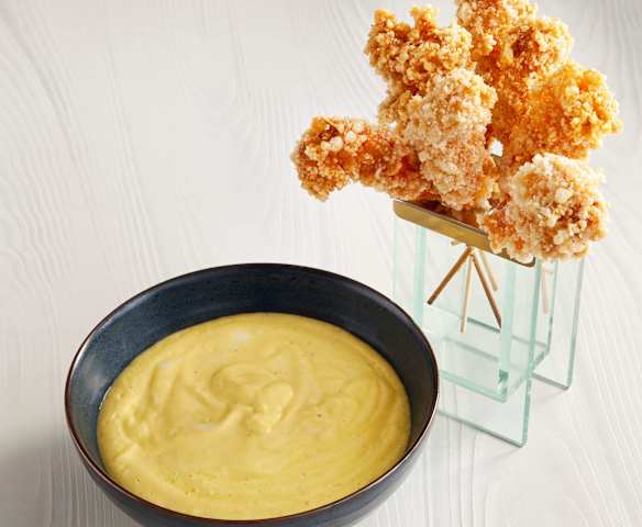 Brocheta crujiente de gambón con salsa de mango