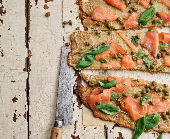 Piza de salmão com alcaparras e manjericão