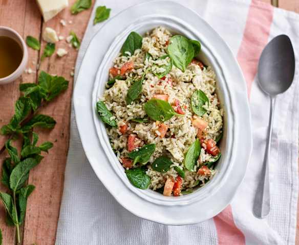 Salada de arroz com frango e pesto de hortelã