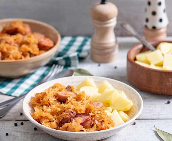 Bigos z kiełbasą i ziemniakami