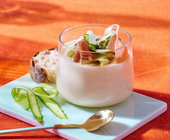 Spargel-Parmesan-Creme mit Parmaschinken und grünen Spargelstreifen Spargel-Parmesan-Creme mit Parmaschinken und grünen Spargelstreifen