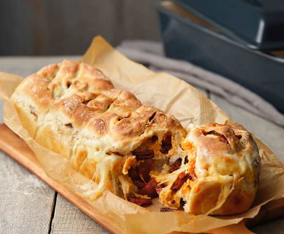 Chorizo, Mozzarella and Sun-dried Tomato Pull-apart Bread Chorizo, Mozzarella and Sun-dried Tomato Pull-apart Bread