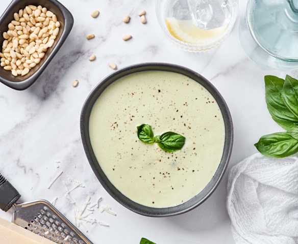 Crema fría de albahaca y piñones