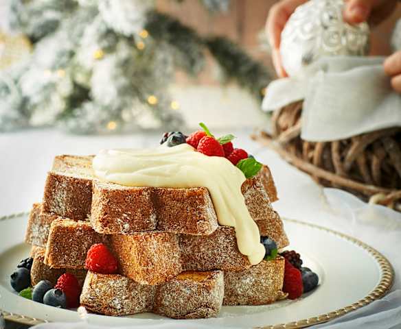 Stella di pandoro tostato con crema diplomatica e frutti rossi