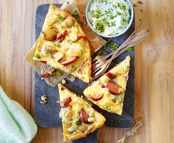 Frühkartoffel-Frittata mit Kabanossi und Bohnen