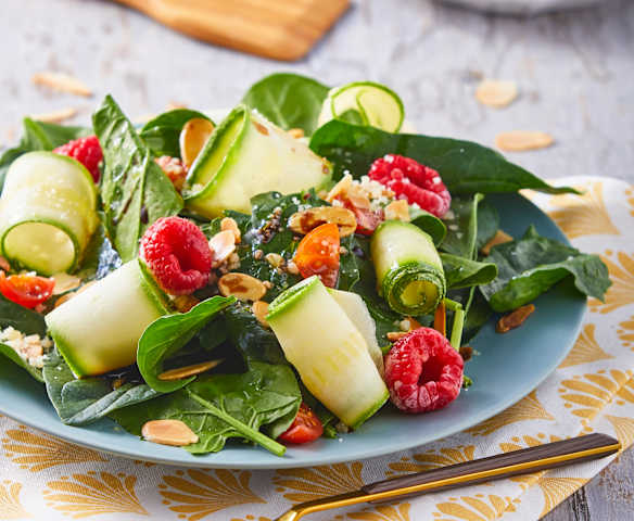 Listones de calabacita almendras y vinagreta
