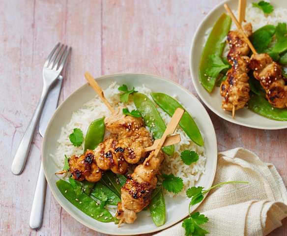 Brochettes de dinde yakitori, pois gourmands et riz Brochettes de dinde yakitori, pois gourmands et riz