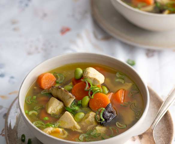 Kurkuma-Ingwer-Suppe mit gemischtem Gemüse