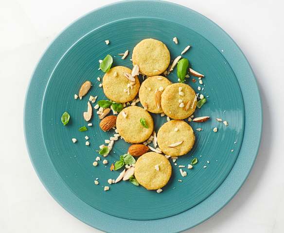 Biscottini salati al basilico e mandorle