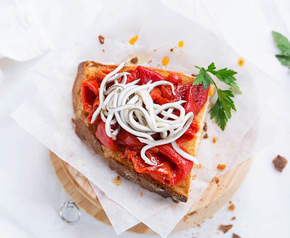 Tosta de pimientos con su pilpil y angulas de surimi