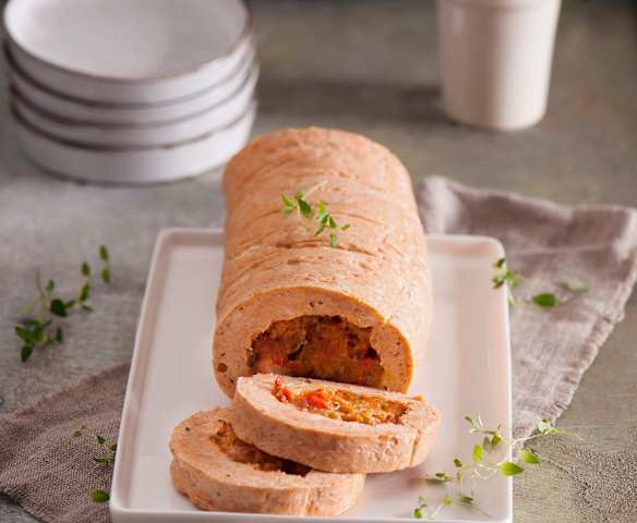 Rolada drobiowa z papryką, pomidorami i mozzarellą