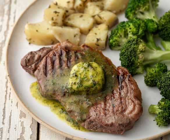 Entrecots con mantequilla de hierbas frescas con patatas al romero y brócoli (MEATER)