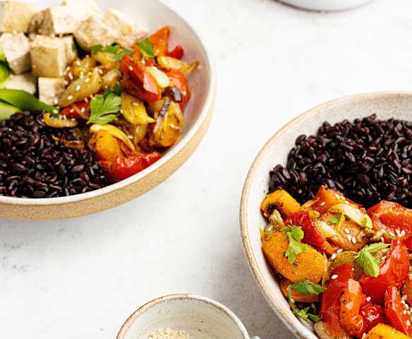 Arroz negro con verduras asadas y tofu Arroz negro con verduras asadas y tofu