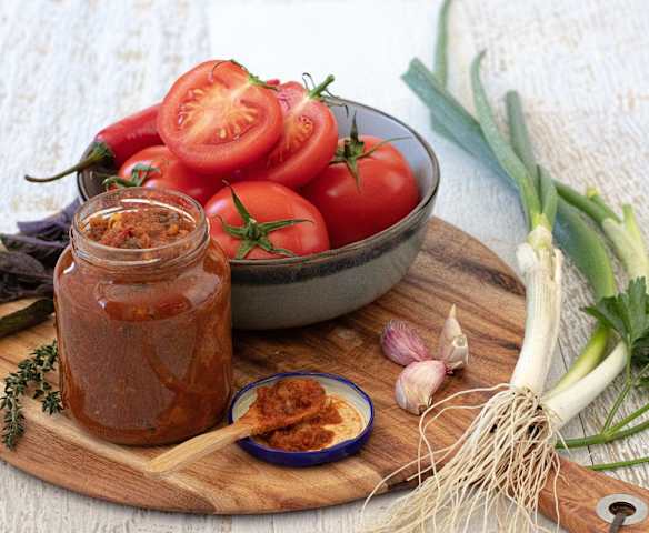 Rich tomato relish